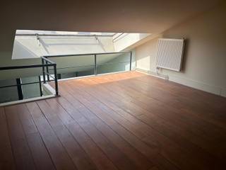 Dit dakappartement bevindt zich in het bruisende centrum van Antwerpen, vlakbij Antwerpen-Centraal, De Meir, de zoo,...Het appartement bestaat uit een ruime woonkamer met toegang tot het terras met zicht op de zoo. De open keuken geeft toegant tot de eetkamer, apart toilet en de badkamer met douche en wastafel. Op de 1ste verdieping bevindt zich een ruime slaapkamer. Er is geen lift in het gebouw dus de gemeenschappelijke kosten zijn laag.