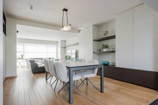 Indeling<br />- ruime inkomhal met gastentoilet en vestiaire<br />- prachtig lichtrijke leefruimte voorzien van inbouwkasten<br />- uitgeruste keuken voorzien van alle nodige comfort <br /><br />1e verdiep<br />- nachthal met ingemaakte kasten<br />- 3 volwaardige slaapkamers<br />- badkamer met douche, toilet en lavabomeubel<br />- toegang met vlizotrap naar de zolder<br /><br />De beleving in deze woning is uitzonderlijk, er is een maximum aan natuurlijke lichtinval en de vele ingemaakte kasten zorgen voor een echt geheel. <br /><br />De tuin zorgt voor rust en een gevoel van geborgenheid, heerlijk om te vertoeven tijdens warme zomeravonden. <br /><br />Deze eigendom wordt aangeboden via Pre-sale. Bezoeken aan deze eigendom vinden plaats op maandag 31 augustus en woensdag 02 september. Ook op zaterdag 05 september is er een finale bezoekmogelijkheid. Bij verdere interesse kan je een vast en onvoorwaardelijk bod uitbrengen tegen zaterdag 05 september tegen 12u. De vermelde prijs is een lanceerprijs. <br /><br />Wenst u meer info over deze woning of wenst u een bezoek ter plaatse? Contacteer Cléo (0472 18 39 96 of cleo.derekx@dewaele.com) of Yoshi Vandeginste (0474 49 50 38 - yoshi.vandeginste@dewaele.com)<br /><br />De eigendom wordt aangeboden via de Pre-sale formule. Van 31/08/2026 om 09:00 tot 05/09/2026 om 12:00 kan u het huis op afspraak komen bezichtigen en een bod uitbrengen. De vermelde prijs is een instelprijs. Voor meer info, gelieve contact op te nemen met de dossierverantwoordelijke.<br /><br />Bestuursmaatregelen in het maatregelenregister: nee