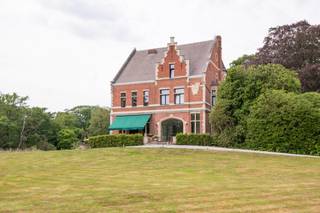<span>Verscholen in het hart van Kapellenbos, op een uitzonderlijk domein van ca. 2,5 hectare, bevindt zich dit karaktervolle kasteel, waar rust, privacy en allure centraal staan. Oorspronkelijk gebouwd in 1907 en recent gerenoveerd met oog voor kwaliteit en comfort, vormt dit eigendom een zeldzame combinatie van historische charme en hedendaags wooncomfort. Bij het betreden van de residentie wordt u verwelkomd in een reeks stijlvolle salons, elk met authentieke open haarden en afgewerkt met hoogwaardige materialen. De leefruimtes baden in natuurlijk licht en bieden een prachtig uitzicht op het omliggende park en de vijver. Het 1 verdiep omvat momenteel vijf ruime slaapkamers en drie badkamers, met bijkomende uitbreidingsmogelijkheden op de tweede verdieping naar nogmaals 4 slaapkamers en badkamers , living en leefkeuken. Het volledige gebouw is onderkelderd wijnkelder en multifunctionele ruimtes, biedt extra potentieel voor ontspanning of opslag of kantoor. Het parkdomein rondom het kasteel creëert een unieke setting van rust en discretie, met een aangelegde tuin en waterpartijen die bijdragen aan de exclusieve sfeer van het geheel. Naast zijn functie als prestigieuze privéresidentie biedt deze eigendom bijkomende opportuniteiten op het vlak van hospitality en ontwikkeling, met reeds vergunde plannen voor onder meer een B&amp;B-concept en bijkomend 4 residentiële woningen. EPC: score C 214 mits warmtepomp te brengen naar score B P- &amp; G-score: A Vg-Wp-Gmo-Gvkr-Gvv</span>