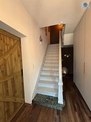 <p><span>GERENOVEERDE WONING MET 3 SLAAPKAMERS</span></p><p><span>Richtprijs : 349.000 euro</span></p><p><span> </span></p><p><span>Deze woning is gelegen nabij het stadscentrum van Geraardsbergen, belangrijke invalswegen, scholen en openbaar vervoer.</span></p><p><span>Beneden treft u de inkomhal, toilet, living en aparte eetruimte met open keuken.</span></p><p><span>Boven zijn er 3 slaapkamers en de badkamer voorzien van toilet, lavabo en bad.</span></p><p><span>De zolder, bereikbaar via een vaste trap, biedt de mogelijkheid tot het creëren van 2 extra slaapkamers en een badkamer ( aansluiting al voorzien).</span></p><p><span>De woning wordt verwarmd op aardgas en beschikt over dubbele beglazing in PVC.</span></p><p><span>Kelder aanwezig.</span></p><p><span>Vooraan is er veel parkeermogelijkheid en een garage met sectionaal poort.</span></p><p><span>Achteraan geniet u van een ruim terras en leuke tuin.</span></p><p><span> </span></p><p><span>TROEVEN : - gunstig EPC B</span></p><p><span>                       - nieuw geïsoleerd dak</span></p><p><span>                       - mogelijkheid extra kamer en badkamer</span></p><p><span> </span></p><p><span>KORTOM EEN TOPPER!!</span></p><p><span> </span></p><p><span>Voor meer info of bezoek bel Louis op 0472/29.25.04 of mail naar louis@svena.be</span></p><p><span> </span></p><p><span>Stedenbouwkundig uittreksel/inlichtingen in aanvraag!</span></p><p><span>Deze gegevens zijn louter informatief en wij kunnen niet aansprakelijk gesteld worden voor eventuele onjuistheden.</span></p><p><span>De bewoonbare oppervlakte is slechts indicatief.</span></p><p><span> </span></p>