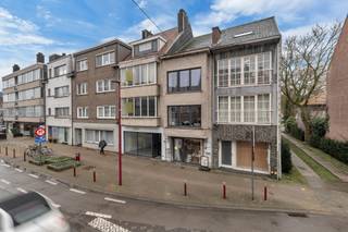 <p>Deze karaktervolle en volledig gerenoveerde eigendom wordt momenteel gebruikt als handelsruimte op het gelijkvloers met een ruime bovenliggende woonst, maar kan ook enkel dienen voor residentieel gebruik.</p><p> </p><p>Op het gelijkvloers bevindt zich een ruime en lichtrijke handelsruimte, ideaal voor een winkel of kantoor, of om in te richten als thuiskantoor, atelier of hobbyruimte binnen een residentiële invulling. Een extra keukentje en toilet op dit niveau zorgt voor bijkomend comfort.</p><p>De bovenverdiepingen omvatten een aangename woonomgeving met een moderne, volledig uitgeruste keuken, een gezellige leefruimte, drie volwaardige slaapkamers en een stijlvol afgewerkte badkamer. Op het derde verdiep zijn extra sanitaire voorzieningen aanwezig, wat zorgt voor extra praktisch gebruik.</p><p> </p><p>Gelegen op wandelafstand van het station en nabij belangrijke invalswegen en voorzieningen, is deze eigendom ideaal voor wie ruim en centraal wil wonen met tal van mogelijkheden binnen een residentieel kader.</p>