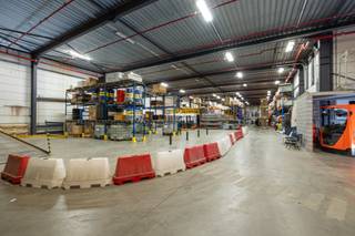 - magazijn en kantoor kan apart verhuurd worden<br />- 1 loskade<br />- vrije hoogte 6m<br />- magazijnen uitgerust met sprinklers<br />- heel toegankelijk vlakbij oprit 23 van de E34