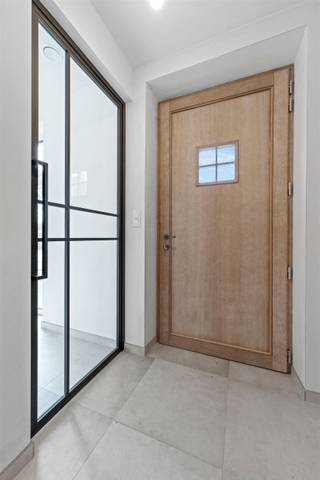 <p><br /><span><span><strong>TE KOOP: Moderne nieuwbouwwoning met 3 slaapkamers in Geetbets!</strong></span></span></p><p><span><span>Ontdek deze ruime en hedendaagse nieuwbouwwoning, gelegen op de hoek van de Kolkstraat en de Steenweg op Kortenaken in Geetbets. Deze halfopen bebouwing maakt deel uit van een kleinschalig woonproject van vier koppelwoningen, gebouwd volgens de hedendaagse normen en met oog voor comfort, energiezuinigheid en kwaliteit. De woning bevindt zich op wandelafstand van het centrum van Geetbets, waar alle nodige voorzieningen zoals winkels, scholen en openbaar vervoer vlot bereikbaar zijn. Dankzij de doordachte indeling, aangename woonoppervlakte en moderne technieken is deze woning ideaal voor gezinnen of wie op zoek is naar extra ruimte.</span></span></p><p><span><span><strong>Ligging:</strong></span></span></p><p><span><span>De woning is gelegen in een aangename en goed bereikbare buurt in Geetbets. De centrale ligging zorgt voor een vlotte verbinding met omliggende gemeenten, terwijl je toch geniet van een rustige woonomgeving. Alle dagelijkse voorzieningen bevinden zich op wandelafstand, wat deze locatie bijzonder praktisch maakt.</span></span></p><p><span><span><strong>Indeling:</strong></span></span></p><p><span><span>Gelijkvloers: Inkomhal met apart gastentoilet, lichtrijke woonkamer met eethoek, open keuken (De keuken wordt niet geplaatst, zodat u deze volledig naar eigen smaak en budget kan inrichten), aansluitende berging.</span></span></p><p><span><span>Eerste verdieping: Nachthal, drie slaapkamers, badkamer en apart toilet.</span></span></p><p><span><span>Zolderverdieping: Volwaardige zolder bereikbaar via vaste trap, met mogelijkheid tot het creëren van één extra slaapkamer of bureau.</span></span></p><p><span><span>Tuin &amp; Terras: Aangelegde tuin met terras van 21 m², ideaal om in alle rust te genieten.</span></span></p><p><span><span>Deze woning wordt volledig afgewerkt, exclusief keuken.</span></span></p><p><span><span><strong>Troeven:</strong></span></span></p><ul><li><span><span>Nieuwbouwproject!</span></span></li><li><span><span>Triple glas met Argon!</span></span></li><li><span><span>Lage E-peil waardoor je de eerste 5 jaar geen KI betaald!</span></span></li><li><span><span>Zonnepanelen!</span></span></li><li><span><span>Warmtepomp met vloerverwarming over heel de woning!</span></span></li><li><span><span>Ruime en praktische indeling!</span></span></li><li><span><span>Veel lichtinval!</span></span></li><li><span><span>Mogelijkheid tot extra slaapkamers/bureau!</span></span></li><li><span><span>Centrale ligging nabij centrum!</span></span></li></ul><p><span><span><strong>EPB-plichtig</strong></span></span></p><p><span><span><strong>G-score: onbekend</strong></span></span><br /><span><span><strong>P-score: C</strong></span></span><br /><span><span><strong>Stedenbouwkundige info: woongebied – bouwvergunning – geen voorkooprecht </strong></span></span><br /><span><span><strong>Beschikbaar bij akte.</strong></span></span><br /> </p><p><span><span> </span></span></p>