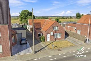 Deze woning bevindt zich aan de Klerkenstraat in Houthulst, in open bebouwing en omringd door landelijke vergezichten. Het pand ligt op een perceel van 987 m² en biedt alle ruimte voor wie op zoek is naar rust en groen.<br />De woning is volledig te renoveren en telt een kelder op niveau -1. Op het gelijkvloers bevinden zich de inkomhal, woonkamer, eetkamer, keuken, volte, een slaapkamer en de badkamer. De eerste verdieping omvat nog twee bijkomende slaapkamers en een zolder. Deze indeling biedt alle vrijheid om het pand naar eigen wens te renoveren. Wie liever van nul start, kan ook kiezen om te slopen en het perceel te benutten als bouwgrond voor een nieuwbouwproject.<br />De ligging combineert landelijke rust met een vlotte bereikbaarheid van Houthulst en omgeving.<br />De vraagprijs bedraagt €149.500. Elk bod wordt voorgelegd aan de eigenaar, die vrij is om dit al dan niet te aanvaarden.<br />Ben je op zoek naar een woning met veel potentieel in een landelijke omgeving? Neem dan gerust contact met ons op voor een bezoek ter plaatse, via 051 49 49 11!