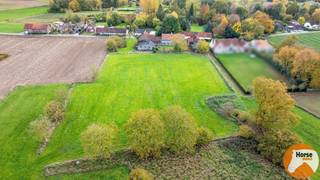 <br /><br />ASSE - Op een van de mooiste plekjes van Asse ligt deze uitzonderlijke eigendom met een totale oppervlakte van 1,85 hectare – een waar paradijs voor wie houdt van ruimte, rust en natuur. Hier word je elke ochtend wakker met een adembenemend uitzicht over de omliggende velden en de eigen bijhorende gronden.<br />Deze eigendom ligt op een absolute toplocatie: een rustige straat, ver weg van drukte, maar toch vlakbij het centrum, winkels, scholen en openbaar vervoer.<br />Binnenin vind je een inkomhal, drie slaapkamers, een badkamer, een ruime woonkamer en een keuken met fenomenaal uitzicht. Daarenboven is er een ruime zolderverdieping en een kelder. De woning biedt nog uitbreidingsmogelijkheden: wie droomt van extra leefruimte of modern comfort, vindt hier een solide basis om iets groots van te maken.<br />Op het terrein vind je ook een reeks functionele bijgebouwen die deze eigendom nog veelzijdiger maken: een garage, een schuur van 80 m², een stal van 189 m² en een bijgebouw van 66 m². Dankzij deze ruimtes is dit niet alleen een charmante woonplek, maar ook een ideale locatie voor mensen die op zoek zijn naar opslagmogelijkheden of dierenliefhebbers die dromen van hun beestjes aan huis. De grote open vlakte rondom biedt alle vrijheid voor dieren om te grazen en te genieten van het groen.<br />Deze eigendom is een zeldzame vondst: een combinatie van landelijke rust, panoramische vergezichten en uitstekende bereikbaarheid. Hier woon je in alle privacy, midden in het groen, en toch dichtbij alles wat het leven comfortabel maakt.<br />Kortom: een plek waar je niet enkel woont, maar écht leeft — met ruimte, natuur en uitzicht als dagelijkse luxe.<br /><br />Kortom bent u op zoek naar een ruime karaktervolle woning met opslagruimte, gelegen op een rustige locatie omgeven door het groen, met heel wat potentieel en mogelijkheden, aarzel dan niet en maak snel uw afspraak! Voor meer info of bezoek 053/60.65.60.