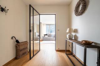 Ruim, lichtrijke penthouse met terras van ca. 55m² te Minderhout!INDELING:- Inkomhal- Bureau/ slaapkamer- Zeer lichtrijke leefruimte op parket-...