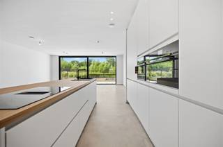 <p><span>Deze gesloten nieuwbouwwoning wordt verkocht onder registratierechten in plaats van btw, wat een financieel voordeel betekent. Het aanzienlijke bouwvolume van deze woning verrast de bezoekers, vooral doordat de eerste verdieping even diep is als de benedenverdieping: 15 meter. Er is dus op de 2 bovenverdiepingen voldoende plaats voor 4 kamers, waaronder een master bedroom met aanpalende dressingruimte. Afgezien van de centrale badkamer op de eerste verdieping, beschikt de vierde kamer onder dak over een aanpalende badkamer. Op ieder niveau is er bergruimte aanwezig, met op het gelijkvloers een garage, waarvoor u ook nog een auto kunt parkeren. De veralgemeende vloerverwarming is gecombineerd met een warmtepomp en 10 zonnepanelen. Het BEN-niveau impliceert bovendien een zeer gedegen isolatieniveau en dito ventilatie. De tuinaanleg is niet inbegrepen in de verkoopprijs, waardoor u deze volledig naar eigen smaak kunt aanleggen. De Mercuriusstraat (zone 30) mondt uit in een woonerf (20km/hr) en krijgt quasi geen doorgaand verkeer te verwerken. Wie even verder door de buurt rijdt, merkt dat dit een zeer aangename, residentiële woonomgeving is.</span></p>