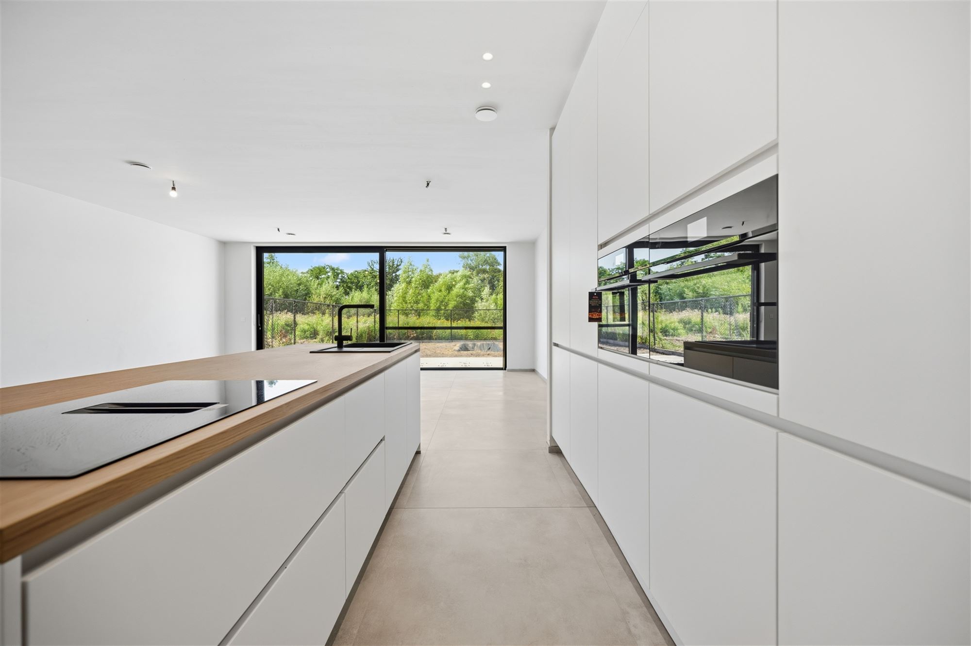 Closed new construction with 4 rooms, 2 bathrooms, garage and garden - photo 3