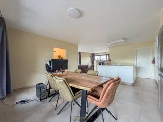 Dit appartement bevindt zich in Zingem, op een vlotte locatie vlakbij N60 en het centrum van Kruisem/Zingem. Hierdoor biedt deze ligging zowel een absolute lokale als regionale <strong>BEREIKBAARHEID</strong>! Het appartement wordt gekenmerkt door de <strong>OPTIMALE INDELING </strong>die u een absoluut <strong>RUIMTEGEVOEL </strong>biedt. Verder is het afgewerkt met <strong>KWALITATIEVE MATERIALEN </strong>wat zorgt voor een duurzaam en energiezuinig karakter!<br /><br />Indeling; inkom met afzonderlijk toilet, <strong>LICHTRIJKE WOONKAMER</strong> met open keuken, praktische berging, nachthall,<strong> 2 VOLWAARDIGE SLAAPKAMERS</strong> en ingerichte badkamer. Bovendien beschikt dit appartement over <strong>2</strong> <strong>TERRASSEN </strong>, en <strong>2 AUTOSTAANPLAATSEN. </strong><br /><br /><strong>EXTRA TROEF: </strong>de zonnepanelen zorgen voor een minimaal elektriciteitsverbruik.<br /><br /><strong>Adres: </strong>Maldegemstraat 3 bus 0101, 9750 Zingem<br />Beschikbaar vanaf 1 september 2026 <strong>(ONMIDDELLIJK BESCHIKBAAR NA OVERLEG MET HUURDER)</strong><br />Huurprijs: € 920 /mnd, GÉÉN syndicale kosten<br />EPC: 80kWh/m²/jaar.
