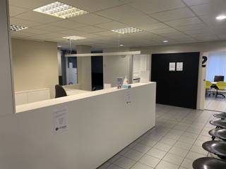 Zeer gunstig gelegen en representatieve kantoorruimte/praktijkruimte met ruime buitenparking en binnenparking te Hasselt centrum. Dit...