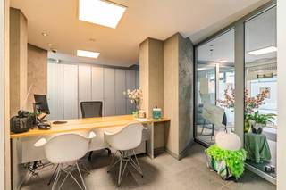 <p>Handelspand in het centrum van Temse, vlak bij openbaar vervoer en belangrijke voorzieningen.</p>
<p>Dit handelspand in de Akkerstraat combineert een uitstekende ligging met tal van mogelijkheden voor ondernemers of investeerders. Dankzij de toplocatie nabij het administratief centrum, scholen, het station en het ziekenhuis geniet u hier van een vlotte bereikbaarheid en een sterke commerciële zichtbaarheid. Het pand kan volledig ingericht worden naar eigen smaak en noden. Ideaal voor wie op zoek is naar een handelspand met potentieel in Temse. Een interessante opportuniteit voor wie centraal en strategisch wil ondernemen.</p>
<p>Belangrijkste ruimtes:<br />• Handelsruimte met diverse invullingsmogelijkheden<br />• Keuken voorzien van ingemaakte kasten<br />• Mogelijkheid tot het aankopen van een ondergrondse garage voor 30 000 euro. </p>
<p>Troeven:<br />• Gelegen op toplocatie in Temse<br />• Nabij station, openbaar vervoer en voorzieningen<br />• In te richten naar eigen smaak en concept</p>
<p>Neem vandaag nog contact op met je ERA-makelaar voor een bezoek. JOUW DROOMHANDELSPAND. ZO GEVONDEN!</p>