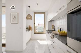TOPGELEGEN APPARTEMENT met 2 slaapkamers en leuk ZONNETERRAS met mooi ZICHT op groen en op de Veemarkt. Gelegen pal in het CENTRUM van KORTRIJK in...