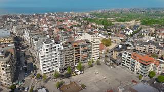 This spacious commercial property in residence Edgar Degas offers a unique commercial opportunity in a prime location in De Panne. Located on the corner of the Markt, close to the shopping street and within walking distance of the beach, you benefit here from a constant passage and maximum visibility. Thanks to the large windows over the full width, this property is ideal for shop windows and product presentation.<br /><br />Commercial space of 87.66m² forming the corner on the ground floor of this standing residence.<br /><br />The commercial property is sold as shell, which means you have complete freedom to fully tailor the layout and finishing to your commercial needs. This offers a unique opportunity to create a commercial space that perfectly suits your concept and branding.<br /><br />Invest in a commercial space with maximum visibility and growth potential in Edgar Degas.<br /><br />The commercial property has a separate entrance and therefore does not have to intervene in the costs for lift, cleaning common parts and so much more.<br /><br />Two bike spaces provided, included in the sale price!