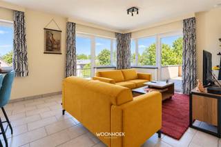 <p>Discover this well-maintained and practically laid-out two-bedroom apartment, located on the first floor. The combination of a spacious living area, an open kitchen, a sunny terrace, and various storage spaces creates a comfortable and functional living environment.</p><p>The living area is accessed through the apartment’s entryway. Thanks to its large windows, the spacious living room enjoys an abundance of natural light and easily accommodates both a cozy sitting area and a full-sized dining area. The open layout creates a pleasant sense of connectedness, while the many windows foster a fresh and inviting atmosphere. From the living room, you have access to the terrace, a lovely outdoor space.</p><p>Adjacent to this is the open kitchen, equipped with ample counter and cabinet space. Thanks to its direct connection to the dining and living areas, the kitchen remains an integral part of daily life.&#x20;</p><p>The apartment features a full-sized master bedroom and a second, more compact bedroom. This room is perfect for use as a children’s room, guest room, or home office, offering the necessary flexibility.</p><p>The bathroom is equipped with both a bathtub and a separate shower and also features a double vanity. The toilet is located separately, offering extra comfort for residents and visitors.</p><p>The apartment also includes a functional storage room with a connection for a washing machine. The property also comes with a separate private storage unit. Bicycles can be safely stored in the bike storage area.</p><p>You’ll also enjoy a major advantage when it comes to parking: the apartment comes with a covered parking space, so your car can always be parked easily and sheltered.</p><p>Thanks to the combination of two bedrooms, a spacious living room, the terrace, the covered parking space, and the various storage options, this apartment is an attractive choice for first-time buyers, couples, small families, or investors.</p><p>Simply request a tour online, by phone at 09 310 77 07, or by email at info@woonhoekvastgoed.be</p>
