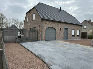 Gelijkvloers: inkom, garage, leefruimte, grote keuken (inductiekookplaats, vaatwas, microgolf, oven, frigo), toilet, aparte ruimte met spoelbak...