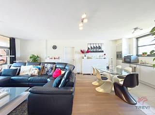 JETTE – Op 600 m van de Place du Miroir, vlak bij winkels en het openbaar vervoer, appartement van ± 108 m² op de 3e verdieping van een gebouw...