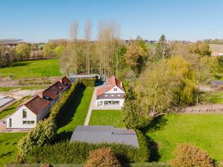 <p>LIGGING<br /><br />Welkom in Heilsborre 28 in Asse, waar luxe wonen, absolute rust en een goede bereikbaarheid samenkomen. Deze unieke villa bevindt zich in een gegeerde, residentiële buurt en ligt verscholen op een uitzonderlijk perceel van maar liefst <strong>5.884 m²</strong>. Hier geniet u van maximale privacy en een groen kader, op slechts enkele minuten van Brussel. Dankzij de nabijheid van de <strong>N9, E40 en openbaar vervoer</strong> bereikt u vlot elke bestemming.<br /><br />INDELING<br /><br />Deze <strong>landelijke villa </strong>met een bewoonbare oppervlakte van <strong>214 m²</strong> verwelkomt u met een lichtrijke leefruimte en open keuken. Grote raampartijen zorgen voor een overvloed aan natuurlijk licht en een mooi zicht op de tuin. Aansluitend bevindt zich een tweede gezellige leefruimte met praktische bijkeuken.<br /><br />Op het gelijkvloers vindt u verder een eerste slaapkamer, een badkamer en een gastentoilet – ideaal voor gelijkvloers wonen of gastenverblijf.<br /><br />Deze villa is gelegen op een <strong>perceel van 5884 m² met een zuidoostelijke oriëntatie</strong>, perfect voor liefhebbers van rust en natuur. Het <strong>privaat park</strong> biedt diverse ontspanningsmogelijkheden, waaronder sfeervolle zitjes, meerdere terrassen en verschillende plekken om tot rust te komen. Het perceel heeft een mooi open zicht, waardoor u volledig kunt genieten van de ongerepte <strong>natuur en privacy</strong>.<br /><br />Op de eerste verdieping bevinden zich <strong>drie slaapkamers</strong> en een tweede badkamer. <br /><br />TROEVEN</p>
<ul>
<li>Prachtig perceel van 5.884 vierkante meter</li>
<li>Energiezuinige woning</li>
<li>Volledige privacy</li>
</ul>
<p><strong>Mis deze kans niet</strong>! Neem vandaag nog contact op met Bram via <strong>+32 471 76 90 50</strong> om een afspraak in te plannen.</p>