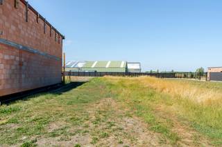 <p>Deze bouwgrond in residentiële omgeving combineert een rustige ligging met een uitstekende bereikbaarheid en een centrale locatie in Buggenhout. Het perceel is geschikt voor een halfopen bebouwing en biedt een mooie opportuniteit voor wie een woning op maat wil realiseren in een groene omgeving. Het Buggenhoutbos ligt bijna letterlijk in uw achtertuin, ideaal voor natuurliefhebbers, wandelaars en gezinnen die graag genieten van rust en open ruimte. Tegelijk bevinden winkels, scholen en verbindingswegen zich op korte afstand, wat zorgt voor extra wooncomfort. Een interessante kans voor wie op zoek is naar een bouwgrond met een sterke combinatie van natuur en bereikbaarheid.</p>

<p>Troeven:<br />• Bouwgrond voor halfopen bebouwing.<br />• Rustig maar centraal gelegen in Buggenhout.<br />• Buggenhoutbos bijna letterlijk in de achtertuin.</p>

<p>Neem vandaag nog contact op met je ERA-makelaar voor meer informatie. JOUW DROOMGROND. ZO GEVONDEN!</p>
