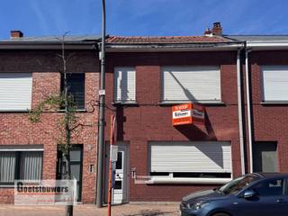 <p><span>Gezinswoning met zij-ingang gelegen in het centrum van Hoevenen. Winkels, scholen en openbaar vervoer op wandelafstand.</span></p><p><span> </span></p><p><span>Deze woning beschikt over 2 à 3 slaapkamers en tuin van 105 m². </span></p><p><span> </span></p><p><span>Momenteel is de woning verhuurd (€ 825/maand).</span></p>