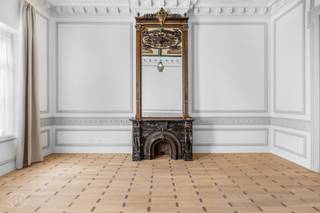 Wij stellen u graag dit luxueuze appartement voor op de Bondgenotenlaan in Leuven, gelegen in een historisch gebouw met slechts 8 entiteiten. Het pand werd met veel zorg volledig gerenoveerd, met behoud van het authentieke karakter. Bij het betreden van het gebouw valt meteen de statige inkomhal op, met authentieke elementen en marmeren accenten die de klasse van het geheel onderstrepen. Het appartement straalt pure elegantie uit dankzij de zeer hoge plafonds met prachtige plafondaccenten, wat zorgt voor een indrukwekkend ruimtegevoel. In de leefruimte springen twee stijlvolle openhaarden meteen in het oog, elk afgewerkt met een spiegel die tot aan het plafond reikt en het karakter van het pand extra benadrukt. Grote raampartijen zorgen bovendien voor veel natuurlijke lichtinval. De keuken is volledig uitgerust en biedt alle hedendaags comfort. Verder beschikt het appartement over een ruime slaapkamer en een stijlvolle badkamer met douche, lavabo en toilet. Achteraan kan u bovendien genieten van een uitzonderlijk ruime gemeenschappelijke tuin, een zeldzame troef op deze locatie. Kortom: een unieke opportuniteit voor wie exclusief en stijlvol wil wonen of investeren op één van de meest gegeerde locaties in Leuven. Interesse? Contacteer ons via info@homies.be of 016 22 82 22.
