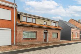 <p><span>Ruimte, comfort en energiezuinig wonen komen in deze verzorgde gezinswoning harmonieus samen. Achter de gevel schuilt een woning die doorheen de jaren met zorg werd vernieuwd en onderhouden, waardoor u vandaag geniet van een hedendaagse woonomgeving zonder renovatiezorgen.</span></p>
<p><span>Met 184 m² bewoonbare oppervlakte biedt deze woning verrassend veel leefruimte. De lichtrijke woonkamer vormt een aangename plek waar gezin en ontspanning samenkomen. De volledig uitgeruste keuken sluit hier mooi op aan en maakt van koken een dagelijks plezier. Praktische elementen zoals de vestiaire, berging en extra douchekamer op het gelijkvloers verhogen het gebruiksgemak aanzienlijk.</span></p>
<p><span>Op de verdieping bevinden zich vier comfortabele slaapkamers en een verzorgde badkamer. De indeling maakt het mogelijk om wonen, werken en ontspannen moeiteloos te combineren.</span></p>
<p><span>Ook buiten voelt deze woning bijzonder aangenaam aan. De zuidgerichte tuin vormt een rustige plek om te genieten van de zon, terwijl de ruime garage van 48 m² tal van mogelijkheden creëert voor hobby's, opslag of meerdere voertuigen.</span></p>
<p><span>De technische uitrusting sluit perfect aan bij de verwachtingen van vandaag. Dankzij de warmtepompen, zonnepanelen, airconditioning en het uitzonderlijke EPC-label A (37) woont u energiezuinig en toekomstgericht. De conforme elektrische installatie en het ontbreken van asbest zorgen bovendien voor extra gemoedsrust.</span></p>
<p><span>De centrale ligging maakt het dagelijkse leven eenvoudig. Winkels, scholen, openbaar vervoer en belangrijke invalswegen bevinden zich binnen handbereik, zonder in te boeten aan wooncomfort.</span></p>
<p><span>Een woning die meer ruimte, meer comfort en meer kwaliteit biedt dan haar eerste indruk laat vermoeden.<br />Neem contact op met domestic makelaars voormeer informatie en bezichtiging: 014 610386<br /></span></p>