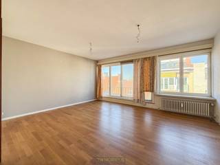 <br /><br /><strong>GUNSTIG GELEGEN APPARTEMENT MET 2 SLAAPKAMERS</strong> en <strong>AANGENAAM TERRAS</strong> nabij het <strong>BRUISENDE LEDEBERGPLEIN</strong> in Gent. Het gebouw werd reeds voorzien van <strong>DAKISOLATIE, VERNIEUWDE TERRASSEN EN HOOGRENDEMENTSGLAS</strong>. Dit <strong>LICHTRIJK APPARTEMENT</strong> biedt een praktische onderverdeling met twee volwaardige slaapkamers, een <strong>MODERN VERNIEUWDE KEUKEN</strong>, een aparte badkamer <strong>MET LAVABO EN DOUCHE</strong>, en apart toilet. De aanwezigheid van het <strong>GEMODERNISEERD TERRAS</strong> verhoogt het wooncomfort aanzienlijk. Bovendien is er een <strong>PRIVATIEVE KLEDERBERGING INBEGREPEN</strong>. Dankzij de <strong>CENTRALE LIGGING</strong> geniet je van een ruim aanbod aan handelszaken op wandelafstand, met supermarkten, buurtwinkels, horecazaken  en <strong>VERKEERASSEN</strong> binnen handbereik. Openbaar vervoer is uitstekend geregeld met <strong>BUS- EN TRAMHALTES VLAKBIJ</strong>, wat zorgt voor een vlotte verbinding met het <strong>CENTRUM VAN GENT</strong> en daarbuiten. Ideaal voor <strong>STARTERS, INVESTEERDERS</strong>,…<br /><br />Adres: Jacques Eggermontstraat 23 te Ledeberg (Gent)<br /><br />Geen renovatieplicht; P-score: C, G-score: C