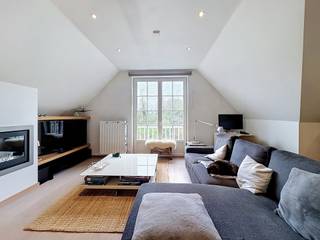 LIGGING<br /><br />Centraal gelegen, op fietsafstand van het bruisende centrum van Sint-Martens-Latem, bevindt zich dit instapklare en moderne appartement in de Golflaan — een centrale locatie binnen Latem. <br /><br />Deze ligging heeft een uitstekende bereikbaarheid. Alle voorzieningen bevinden zich binnen handbereik: het centrum van Latem, stijlvolle boetieks, scholen, openbaar vervoer zijn slechts enkele minuten verwijderd. Dankzij de strategische ligging geniet u bovendien van een vlotte verbinding met de Kortrijksesteenweg, de Latemstraat en de opritten van de E40, E17 en R4, wat elke verplaatsing moeiteloos maakt.<br /><br />Laat u omringen door het groen van Sint-Martens-Latem. Op wandelafstand ontdekt u de Westerplas en het Parkbos, ideaal voor wie houdt van wandelen, fietsen of gewoon genieten van het buitenleven.<br /><br />INDELING<br /><br />Stap binnen in dit stijlvolle en lichtrijke appartement, waar de warme parketvloer en de vele raampartijen meteen zorgen voor een aangename en uitnodigende sfeer. Vanuit de centrale hal bereikt u de ruime leefruimte.<br /><br />De leefruimte sluit naadloos aan op de geïnstalleerde open keuken. Aansluitend bevindt zich een handige bergruimte. De badkamer is uitgerust met zowel een bad als een inloopdouche. Verder beschikt het appartement over twee comfortabele slaapkamers, een aparte toilet en technische berging.<br /><br />Als extra troef kunt u gebruikmaken van de grote gemeenschappelijke tuin. Daarnaast beschikt het appartement over een privatieve kelderberging en maar liefst twee garageboxen.<br /><br />- Huurprijs: € 1.550 + € 100 (garages)<br />- Start huurovereenkomst: 1 november 2026<br />- Domicilie verplicht!<br />- Verhuur onder vennootschap mogelijk<br />- Airco's aanwezig<br /><br />Binnenkort jouw thuis? Contacteer Bram voor meer info en/of bezoek: 0471 76 90 50