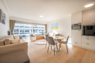 Vous recherchez un pied-à-terre parfaitement entretenu en bord de mer ? Ce studio rénové et particulièrement lumineux, situé au cœur de Knokke, vous offre un confort ultime dans un emplacement de choix !<br />Ce studio élégant est situé au 16, rue Marie-José, à quelques pas de la plage et de la digue. Le centre-ville animé, avec ses nombreuses boutiques, ses restaurants agréables et ses supermarchés, n'est qu'à quelques minutes à pied. Grâce à son emplacement central, c'est à la fois un excellent investissement et une résidence secondaire idéale. Le bâtiment est très économique avec un score EPC A et comprend également un local à vélos. <br />Cette propriété est-elle parfaite pour vous ? Contactez-nous !