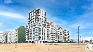 <span>Prestigieus appartement van ca 160m² met zeezicht en terrassen van ca 17m² te koop in een karaktervolle residentie op het Albertplein. Toplocatie hartje Zoute, vlakbij het strand, de zee en de winkels. Het appartement biedt een gevelbreedte van ca 8,6m. Indeling: Aangename lichtrijke leefruimte met gashaard en ruim overdekt terras dat zijdelings zeezicht biedt. Volledig ingerichte open keuken met alle voorzieningen / huishoudtoestellen van Miele, luxe en comfort. Berging met aansluiting wasmachine/droogkast en centraal stofzuigsysteem. Hoofdslaapkamer met dressing en luxueuze badkamer voorzien van een ligbad, inloopdouche, dubbele lavabo en toilet. 2de volwaardige slaapkamer met ingemaakte kasten. 3de slaapkamer dat eveneens ruimte biedt voor een dubbel bed. Gemeenschappelijke douchekamer met inloopdouche en dubbele lavabo. Alle slaapkamers hebben toegang tot het ruim terras achteraan. Apart toilet op de nachthal. Privatieve kelder en gemeenschappelijke fietsenberging in de residentie. Contacteer Knokke Real Estate om een bezoek in te plannen. </span>