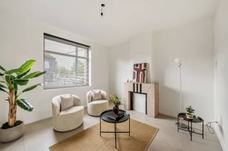 <p>Kwalitatief en energiezuinig gerenoveerde woning met 3 slaapkamers en leuk stadsterras! <br /><br />Centraal en strategisch gelegen te Zwijnaarde, genietend van een vlotte bereikbaarheid naar Gent, het station, de autosnelwegen, scholen en winkels. <br />Ideaal voor mensen die op zoek zijn naar een kwalitatief gerenoveerde woning op een centrale ligging.<br /><br />Indeling: inkom met apart toilet, gezellige zithoek, eetplaats, volledig geïnstalleerde keuken met eiland + ontbijthoek, aanpalende praktische berging. <br /><br />Op de eerste verdieping bevinden zich de overloop, badkamer (dubbele lavabo, bad en douche) en 2 slaapkamers. <br />De tweede verdieping is volledig ingericht als master bedroom.<br /><br />Buiten kunt u genieten van een aangenaam en zonnig terras, de ideale plek om te ontspannen of gezellig te tafelen met familie en vrienden<br /><br />Troeven: instapklaar, volledig gerenoveerd, dubbele beglazing, warmtepomp, conforme elektriciteit, centraal gelegen, kwalitatieve afwerking!<br /><br />Deze woning is een unieke kans voor wie op zoek is naar een instapklare gezinswoning met een hoogwaardige afwerking, hedendaags comfort en een uitstekende bereikbaarheid.<br />Bezoek na afspraak met Immo Beguin: tessa@immobeguin.be</p>