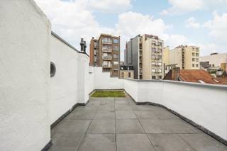 Instapklaar appartement met groot terras op centrale ligging in het stadscentrum in een rustige straat. Het gebouw is volledig gerenoveerd en is gelegen op wandelafstand van winkels, restaurants, universiteit. Het appartement is gerenoveerd met oog voor detail en oog voor de toekomst. Afwerking met hoogwaardige materialen. <br /><br />Indeling van het appartement:<br />Via de inkomhal met afzonderlijk toilet, betreed je het appartement en kom je terecht in de ruime living op parket +/- 45 m². Open ingerichte keuken voorzien van kasten, spoeltafel, frigo, oven, kookfornuis, vaatwasser.<br />Het terras grenst aan de living en geniet een oppervlakte van 17,5 m².<br />De slaapkamer op parket geniet een oppervlakte van +/- 12 m². Ensuite ruime badkamer met hangtoilet, wastafel met meubel, inloopdouche. <br /><br />Kelderberging en fietsenstalling. <br /> 