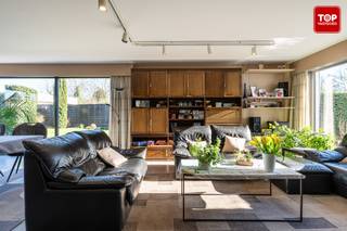 Deze alleenstaande woning is gelegen in een rustige, residentiële wijk en biedt een mooie combinatie van comfort, ruimte en privacy.De ramen werden...