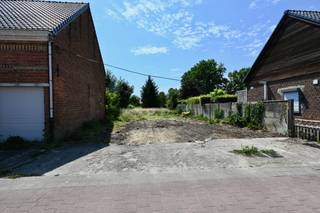 Grote bouwgrond voor half open bebouwing ! <br /><br />Het perceel is 776m² groot en heeft een straatbreedte van 10,44 meter . <br />Scholen en winkels zijn in de buurt . <br /><br />Er dient aangesloten te worden aan de woning op nr 27 .<br /><br />Plan te downloaden op onze website . <br /><br />