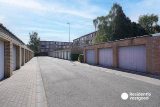 Ruime en praktische bovengrondse garagebox (nr. 3) van 16,50 m² gelegen in een rustige residentiële buurt in Sint-Andries.<br /><br />Kenmerken:<br />Oppervlakte: 16,50 m²<br />Afmetingen: 3,00 m breed × 5,50 m diep × 1,95 m hoog<br />Bouwjaar: 1975<br />Betonvloer<br />Manuele kantelpoort<br />Stopcontact aanwezig<br /><br />Deze garagebox is perfect geschikt als veilige parkeerplaats, praktische opslagruimte of slimme investering. Een interessante opportuniteit in een gegeerde en goed bereikbare buurt! Ref. BR00617