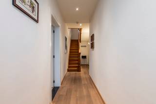 <p><strong>Aan de groene rand van het landelijke Arendonk, op een prachtig perceel van maar liefst 3.780 m², bevindt zich deze instapklare villa met o.a. 5 slaapkamers, een inpandige garage, een ruim multifunctioneel bijgebouw, annex garage en een volledig afgesloten, zuidgerichte tuin met zicht op de Wampvallei. EPC score 232 Kwh</strong></p>
<p><strong>Gelijkvloers</strong></p>
<p>Via de inkomhal bereikt u enerzijds de lichtrijke woonkamer en anderzijds de eerste slaapkamer op het gelijkvloers — ideaal voor levensbestendig wonen of als praktijk- of bureauruimte. De woonkamer met Franse eiken parketvloer baadt in het daglicht en vormt een warme, gezellige leefruimte. De eetkamer bevindt zich centraal tussen de sfeervolle zithoek met houtkachel aan de straatzijde en de keuken. Vanuit de leefruimte geniet u van een prachtig, vrij uitzicht over waardevol agrarisch gebied en uitgestrekte weilanden. <br />De maatwerkkeuken vormt het hart van de woning en is uitgerust met hoogwaardige toestellen en afwerkingen: natuurstenen werkbladen, wokbrander, twee gasbekkens, twee inductiekookplaten, een Amerikaanse Liebherr-koelkast, dubbele spoelbak met Quooker Grohe en diverse Miele-toestellen (vaatwasser, combisteamer, heteluchtoven en warmhoudlade). Daarnaast beschikt de keuken over een geklimatiseerde wijnkast, extra koelkast en een koffiehoek. Aan het aparte keukeneiland geniet u van het zicht op de tuin — perfect voor een rustig koffiemoment of een aperitief met uw gasten terwijl u kookt. De gelijkvloerse badkamer werd volledig vernieuwd en beschikt over een ruime inloopdouche, dubbele wastafel met maatwerkkasten en een apart toilet. Via de keuken bereikt u de praktische bijkeuken met kamerbrede maatwerkkasten en toegang tot de voorraadkelder.<br />Verder beschikt het gelijkvloers over een ruime inpandige garage met plaats voor auto, fietsen en extra hobbyruimte. Ook hier zijn maatwerkkasten voorzien met een aparte washoek.</p>
<p><strong>Verdieping:</strong></p>
<p>Via de eiken trap in de inkomhal bereikt u de verdieping met vier zeer ruime slaapkamers. Elke kamer beschikt over verwarming, veel lichtinval en voldoende ruimte voor een slaap-, studie- of hobbyfunctie. Er is een apart toilet en er zijn twee kamers voorzien van een wastafel.</p>
<p><strong>Tuin & omgeving</strong></p>
<p>De prachtig aangelegde, volledig afgesloten tuin is zuidgericht en biedt maximale privacy en een uniek uitzicht op de Wampvallei. Het ruime terras (35 m²) is uitgerust met een kwalitatieve lamellenoverkapping van Brustor, voorzien van screens rondom, waardoor u eenvoudig een schaduwrijke plek creëert. Hier kan u in alle rust tafelen en genieten van het open landschap. Het grote bijgebouw (104m²) is momenteel opgesplitst in twee delen; Achteraan een groot tuinhuis en vooraan een wellnessruimte met sauna, infraroodcabine, douche en toegang tot de hot tub in de tuin. Deze multifunctionele ruimte is ideaal voor hobby, praktijk, ontspanning of het organiseren van gezellige privéfeestjes.<br />Daarnaast beschikt het perceel over een groentetuin, weiland en een eigen jeux-de-boulesbaan.</p>
<p><strong>Bijzonderheden</strong></p>
<ul>
<li>Elektrische installatie conform</li>
<li>Zonnepanelen met 3 omvormers en thuisbatterij + snellaadpaal vermogen 11Kw</li>
<li>38 zonnepanelen met groene stroomcertificaten tot medio 2029 (± €3.250 opbrengst per jaar)</li>
<li>Uitstekende staat van onderhoud</li>
<li>Volledig afgesloten en kindvriendelijke tuin</li>
<li>Voorzien voor levensbestendig wonen</li>
<li>Beregeningsintallatie door de gehele tuin - alarm - maairobot met 3 aparte zones</li>
</ul>