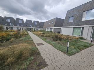 <p>Auweghem is een gevarieerd woonproject langs de Auweghemvaart te Mechelen, gelegen op een strategische locatie met vlotte (fiets)verbinding naar het stadscentrum. <br /><br />Dit appartement maakt deel uit van een BEN gebouw (E30) dat volledig voldoet aan de noden van vandaag, en die van morgen! Verwarmen doen we niet langer met gas, maar met een warmtepomp.</p>
<p><span>Een centrale binnentuin doet dienst als groene ontspanningsplaats die toegankelijk is voor alle bewoners. </span></p>
<p><span>In de ratrace van vandaag word je volledig ontzorgd wat betreft wonen. Je betaalt maandelijks één vast bedrag voor de huur, de vaste kosten, en een provisie voor je privatief water en elektriciteitsverbruik. Eén keer per jaar worden de provisies afgerekend. </span></p>
<p><span>Wat dit project zo uniek maakt is de zeer praktische en idyllische ligging vlakbij het water. Het project is ideaal voor wie de rust van een groene omgeving kan appreciëren, maar die toch wil combineren met de vibe van een levendige stad. <br /><br /></span><span>Via de oprit van de E19 meteen naar Antwerpen of Brussel? Of met de fiets meteen in het centrum? Vanzelfsprekend is er een grote fietsenstalling ter beschikking. Openbaar vervoer bevindt zich op wandelafstand en het station van Mechelen is 10 minuten fietsen langs de vaart. Ook over supermarkten, sportfaciliteiten of scholen hoef je je geen zorgen te maken. </span></p>
<p><span>Voor de gemeenschappelijke kosten betaalt u een provisie van 125 EUR/maand. </span></p>
<p><span>Voor de nutsvoorzieningen (water, elektriciteit en verwarming) betaalt u een provisie van 100 EUR/ maand.<br />Beschikbaar vanaf 1/10/2026</span></p>
<p></p>