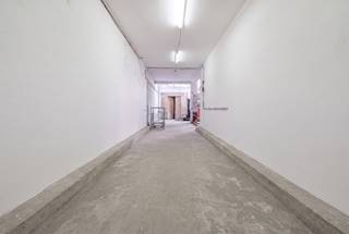 LAEKEN, vlak bij metrostation Bockstael en Tour & Taxis, biedt dit vastgoedcomplex een uitzonderlijke opportuniteit met ongeveer 530 m² atelier- en opslagruimte, verdeeld over drie verdiepingen, aangevuld met ±35 m² kantoorruimte aan de straatzijde, een garage en een binnenkoer.
Dankzij de ruime oppervlaktes, de functionele indeling en de vlotte bereikbaarheid is dit pand ideaal voor een ambachtelijke activiteit, productieatelier, opslagruimte, showroom of een herontwikkelingsproject (onder voorbehoud van de nodige stedenbouwkundige vergunningen).
Vrij bij akte, vormt dit eigendom een zeldzame kans voor ondernemers en investeerders die op zoek zijn naar een pand met tal van exploitatiemogelijkheden.