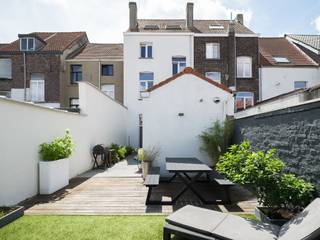 <strong>Karaktervolle woning met 4 slaapkamers en zonnige stadstuin op een boogscheut van het centrum van Gent.</strong><br /><br /><em>Meer informatie? Mail naar info@carloeggermont.be</em><br /><br />Deze charmante burgerwoning bevindt zich nabij het populaire <strong>DOK NOORD</strong>, op wandelafstand van het <strong>Kapitein Zeppospark</strong> en op korte fietsafstand van het historische stadscentrum. Dankzij de voortdurende ontwikkeling van de buurt geniet deze locatie van een sterk stijgende aantrekkingskracht.<br /><br />De woning werd in <strong>2019 grondig en kwalitatief gerenoveerd</strong>, met bijzondere aandacht voor energiezuinigheid, esthetiek en een praktische indeling. Dit resulteert in een gunstige <strong>EPC-score B (147 kWh/m²/jaar)</strong>, mede dankzij onder meer zonnepanelen en geïsoleerde achtergevels.<br /><br />Via de inkomhal met <strong>authentieke</strong> <strong>trap</strong> betreden we de <strong>gezellige</strong> <strong>leefruimte</strong> aan de voorzijde, waar originele elementen zoals de schouw voor extra charme zorgen. Aansluitend bevindt zich een <strong>ruime</strong> <strong>eetplaats</strong> met directe toegang tot de <strong>aangename</strong> en <strong>zonnige</strong> <strong>stadstuin</strong>.<br /><br />Achteraan, in de uitbouw, vinden we een <strong>ruime</strong> <strong>keuken</strong> met aansluitende <strong>berging</strong>/<strong>wasplaats</strong>, een apart <strong>gastentoilet</strong> en toegang tot de <strong>kelder</strong>.<br /><br />Op de <strong>eerste</strong> <strong>verdieping</strong> bevindt zich de ruime <strong>master</strong> <strong>bedroom</strong>, uitgerust met <strong>maatwerkkasten</strong> en een rechtstreekse verbinding naar de <strong>badkamer</strong>. Deze beschikt over een inloopdouche, ligbad, dubbele wastafel en toilet.<br /><br />De tweede verdieping telt nog <strong>twee volwaardige slaapkamers</strong>.<br /><br />Op de <strong>bovenste</strong> <strong>verdieping</strong> bevindt zich een grote open ruimte die momenteel dienstdoet als polyvalente kamer, maar perfect kan worden ingericht als <strong>vierde slaapkamer</strong>, <strong>hobbyruimte</strong> of <strong>thuisbureau</strong>.<br /><br /><strong>Troeven</strong>
<ul>
<li><span>4 slaapkamers </span></li>
<li><span>Zonnige stadstuin </span></li>
<li><span>Kwalitatieve renovatie (2019) </span></li>
<li><span>EPC B – 147 kWh/m²/jaar </span></li>
<li><span>Zonnepanelen aanwezig </span></li>
<li><span>Instapklaar </span></li>
<li><span>…</span></li>
</ul>
<strong>Een ideale woning voor wie zoek is naar een ruime, instapklare en karaktervolle woning met stadstuin nabij het centrum van Gent.</strong><br /><br />