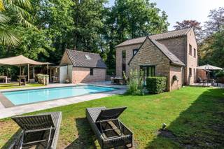 Welkom in deze uiterst charmante en ruime villa, gelegen op een zonnig perceel met een prachtig aangelegde tuin, verwarmd zwembad en optimale...