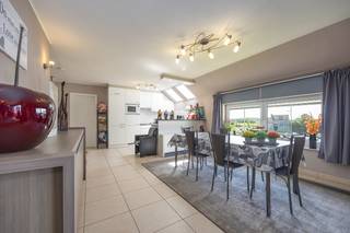 Dit uitzonderlijk <strong>lichtrijke</strong> appartement met <strong>drie volwaardige slaapkamers</strong>, een <strong>zonnig zuidgericht terras (ca. 6 m²)</strong> en een <strong>privatieve kelderberging </strong>bevindt zich op de tweede verdieping van de<strong> stijlvolle Residentie Nîmes, gelegen in het gegeerde domein Golf Azûr</strong> (Warande 7). Een absolute topligging waar rust en nabijheid van zee perfect samenkomen.<br /><br />Dankzij de <strong>centrale maar rustige ligging </strong>geniet u hier van het beste van Middelkerke. Het strand, het nieuwe casino, gezellige restaurants, winkels en openbaar vervoer bevinden zich allemaal op wandelafstand. Alles ligt binnen handbereik, terwijl u toch in alle sereniteit kunt wonen of verblijven.<br /><br />Het appartement werd bijzonder praktisch en functioneel ingericht, met veel aandacht voor lichtinval en wooncomfort. De ruime leefruimte met open keuken geniet van grote raampartijen die uitgeven op het terras, waardoor binnen- en buitenleven mooi in elkaar overvloeien.<br /><br />De <strong>volledig geïnstalleerde keuken </strong>is uitgerust met alle nodige toestellen en sluit naadloos aan op de ruime eetplaats, ideaal voor gezellige momenten met familie en vrienden.<br /><br />Verder beschikt het appartement over een verzorgde badkamer met <strong>douche en lavabo</strong>, een <strong>apart</strong> <strong>gastentoilet</strong> en <strong>drie comfortabele slaapkamers, waarvan één met aansluitende dressing.</strong><br /><br />Het <strong>zuidgerichte terras van ca. 6 m² </strong>is een echte meerwaarde: een aangename en zonnige buitenruimte waar u in alle rust kunt genieten, beschut van de zeewind.<br /><br />Extra bergruimte wordt voorzien dankzij de <strong>berging</strong> in het appartement (met aansluiting wasmachine), de <strong>privatieve</strong> <strong>kelderberging</strong> én de<strong> ruime zolder boven het appartement.</strong><br /><br />Bovendien zijn de <strong>meubels inbegrepen in de prijs</strong>, waardoor deze eigendom volledig instapklaar is.<br /><br />Residentie Nîmes dateert van <strong>2003</strong>, wat als bijkomend voordeel biedt dat er momenteel <strong>geen grote kosten voorzien zijn voor de komende jaren.</strong><br /><br />Troeven van dit appartement:
<ul>
	<li>Zuidgericht terras van ca. 6 m²</li>
	<li>Drie volwaardige slaapkamers</li>
	<li>Rustige topligging vlak bij strand en centrum</li>
	<li>Volledig gemeubeld en instapklaar</li>
	<li>Privatieve kelderberging en ruime zolder</li>
	<li>Ideaal als tweede verblijf of investering</li>
</ul>
<br />Dit appartement combineert <strong>ruimte, licht en ligging</strong> op een unieke manier en vormt de perfecte uitvalsbasis aan zee — zowel voor eigen gebruik als voor vakantieverhuur.<br />Interesse in deze prachtige eigendom? Contacteer ons vandaag nog voor een bezoek en ontdek zelf de charme van dit unieke appartement.<br /> 