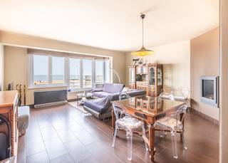 Spacieux appartement (91 m²) avec 2 chambres et vue frontale sur la mer, à vendre sur la digue de Koksijde-Bad. Ce bien est situé dans la...