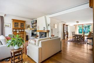 Deze halfopen bebouwing is gelegen in een rustige wijk te Lier, een ideale locatie met een vlotte bereikbaarheid via openbaar vervoer en nabij belangrijke invalswegen. <br /><br />U betreedt de woning via de ruime inkomhal met een praktische vestiaire én apart toilet. U komt zo terecht in de gezellige leefruimte met eethoek, die u uitzicht en toegang biedt tot de tuin. Daarnaast kan u hier de volledig geïnstalleerde keuken vinden.<br /><br />Op de eerste verdieping krijgt u via de nachthal toegang tot 4 slaapkamers, allen voorzien van elegante parketvloer. Bovendien bevindt zich hier ook een aparte wc en badkamer met inloopdouche. <br /><br />Via een vaste trap bereikt u de tweede verdieping, die veel potentieel biedt en eventueel kan dienen als extra slaapkamer. <br /><br />Troeven:<br />+ 4 à 5 slaapkamers<br />+ Halfopen bebouwing<br />+ Ruime oprit + garage<br />+ Zonnepanelen & dubbele beglazing<br />+ Ruime tuin en terras<br />+ Rustige, maar centrale ligging<br /><br />Heeft u interesse in deze leuke halfopen woning, neem dan contact met VB Vastgoed op het nummer 03 337 50 70 of via info@vbvastgoed.be