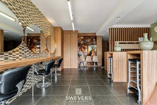 Voor meer info en foto’s, surf naar www.swevers.be – Droomt u van een eigen zaak of zoekt u een stijlvolle, instapklare ruimte om uw onderneming verder uit te bouwen? Aan de Kempische Steenweg 378 in Hasselt ontdekt u dit volledig gerenoveerde handelspand van 74 m², waar een verzorgde afwerking, comfort en uitstekende zichtbaarheid samenkomen. Dankzij de ligging langs een drukke invalsweg geniet uw onderneming hier dagelijks van heel wat visibiliteit! De open handelsruimte straalt kwaliteit uit dankzij de vernieuwde ramen en het aanwezige maatwerk. Momenteel ingericht als kapsalon, maar ook interessant voor een beautystudio, praktijkruimte, kantoor of andere commerciële activiteiten, mits de nodige toelatingen. Daarnaast beschikt het pand over een aparte keuken (8,9 m²), een afzonderlijk toilet en een praktische berging (2,9 m²). Met EPC-label A, een asbestveilig attest en lage gemeenschappelijke kosten biedt deze eigendom ook op praktisch vlak heel wat troeven. Publieke parkeerplaatsen bevinden zich vlakbij en twee garageboxen zijn optioneel aan te kopen voor € 35.000. De uitstekende bereikbaarheid maakt het plaatje compleet: openbaar vervoer op 300 meter, winkels en scholen op 450 meter en de autosnelweg op 4,2 km. Een instapklare handelsruimte met tal van mogelijkheden, klaar om uw professionele ambities waar te maken! Ontdek zelf de troeven van dit pand en plan uw bezoek via Swevers Real Estate op 011 255 155. Bron oppervlakte: EPC-verslag.