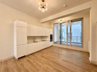 Gezellige appartement op de eerste verdieping aan de Lange Nieuwstraat 42 B101 biedt een ruime en lichtrijke woonkamer met open keuken, één...