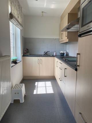 <p><span>Recent appartement op een goede locatie nabij invalswegen en centrum Kapellen.</span></p><p><span>Het appartement omvat een lichte woonkamer met aansluitend een groot terras met prachtig uitzicht, een ingerichte keuken, aparte toilet, badkamer met ligbad, 2 slaapkamers waarvan 1 met ingemaakt kast en een garage met automatische poort.<br />Rustig gebouw en 100% instapklaar. - beschikbaar mei 2026.<br />Voor een plaatsbezoek contacteer ons via <span>stef@koosi.be</span></span><span> </span></p><p><span> </span></p>