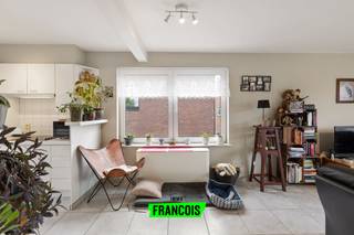 Gelegen in een kleinschalig gebouw met slechts twee wooneenheden, vinden we dit instapklare appartement op de eerste verdieping in de...