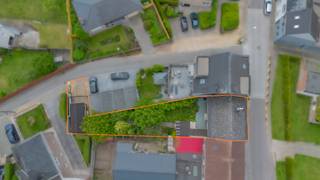 <strong>ERONDEGEM - Praktische woning met garage en tuin</strong><br />EERSTE BEZOEKDAG ZATERDAG 20/06 VAN 9U TOT 12U (enkel op afspraak!)<br /><br />Deze op te frissen gesloten bebouwing, gebouwd in 1968 op een perceel van 356 m², biedt een uitstekende combinatie van ruimte, comfort en potentieel. Doorheen de jaren werd de woning steeds met de nodige zorg onderhouden, waardoor ze vandaag een solide basis vormt voor wie op zoek is naar een eigendom die verder naar eigen smaak kan worden gemoderniseerd. Een bijzondere meerwaarde is de toegang aan de achterzijde van het perceel, een praktische troef die slechts zelden voorkomt bij een gesloten bebouwing.<br /><br />Bij het binnenkomen wordt u verwelkomd in een ruime inkomhal met traphal en gastentoilet. Vanuit de hal bereikt u de aangename woonkamer, die geniet van een mooie lichtinval. Verder beschikt de woning over een keuken en een polyvalente ruimte die perfect kan worden ingericht als bureau, hobbykamer of slaapkamer op het gelijkvloers.<br /><br />Op de eerste verdieping geeft de nachthal toegang tot drie volwaardige slaapkamers en een badkamer uitgerust met een douche en toilet. Daarnaast beschikt de woning over een praktische kelder met technische ruimte en extra bergruimte.<br /><br />Buiten geniet u van een aangenaam zuidoostgericht terras en een rustig, volledig omheind tuingedeelte waar u in alle privacy kunt ontspannen. De aanwezige garage zorgt bovendien voor extra comfort en parkeermogelijkheden.<br /><br />De woning wordt verwarmd op stookolie, waarbij de installatie conform is. Dankzij het EPC-label C biedt deze eigendom bovendien een gunstige energetische score.<br />Bent u op zoek naar een woning met een praktische indeling en een gezellige buitenruimte ? Bel voor een bezoek 053/60.65.60.<br /><br />De vermelde prijs is een richtprijs. Na ontvangst van de biedingen zal de verkoper beslissen of hij/zij de eigendom verkoopt aan het beste bod. De richtprijs is aldus niet bindend voor de verkoper. Voor meer info kunt u ons contacteren of het reglement raadplegen op onze website.