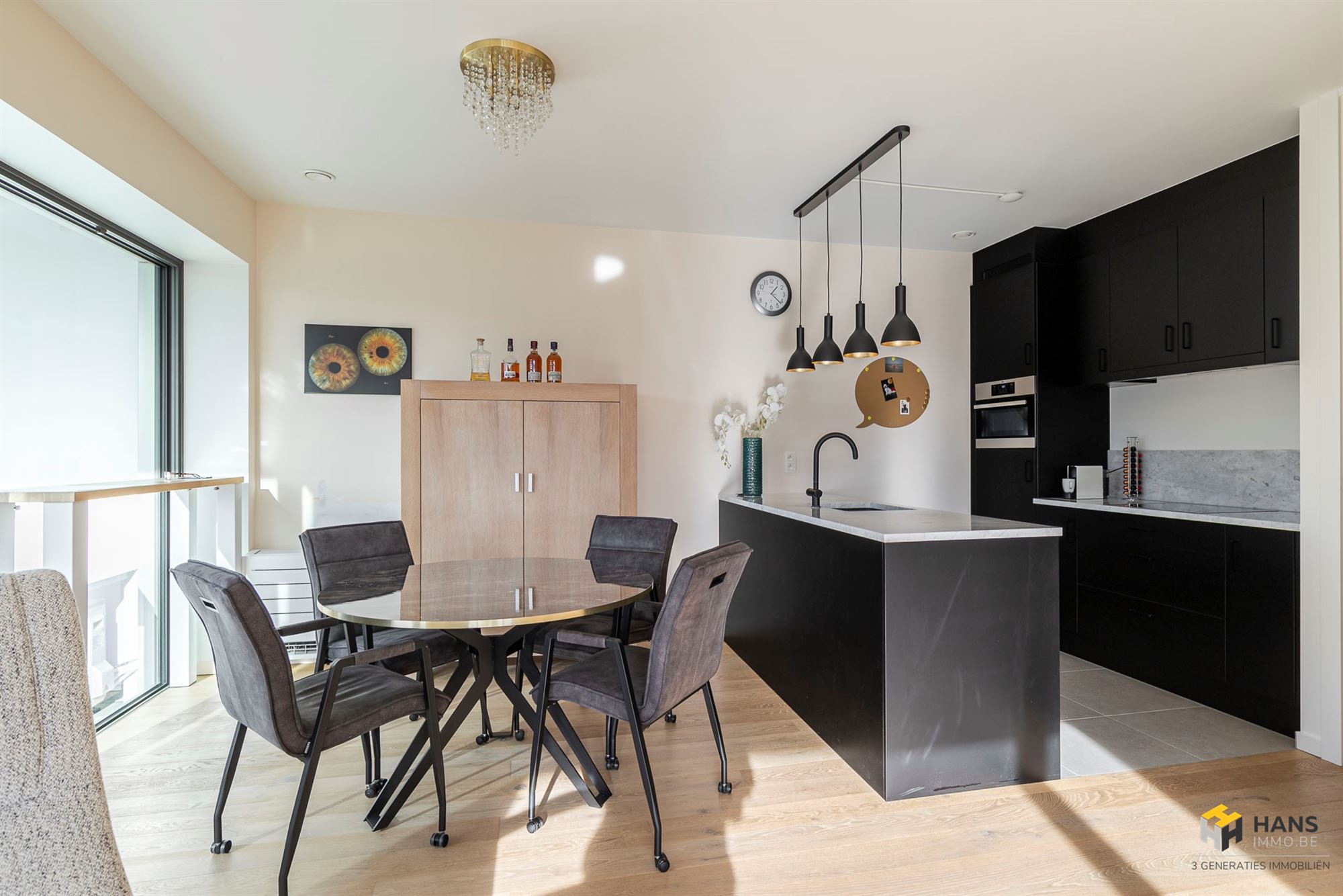 Instapklaar appartement (95 m²) met 2 slaapkamers, autostaanplaats en terras (10 m²) in Antwerpen (2018). - foto 2