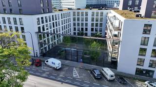 <strong>Residentie Dunant Gardens</strong> situeert zich op een bevoorrechte locatie in Gent, op korte afstand van het historische stadscentrum en de Watersportbaan. Jouw levenskwaliteit centraal: zelfstandig wonen zolang je dat wenst, met de geruststelling dat ondersteuning beschikbaar is wanneer je die nodig hebt. <br />Vanuit jouw appartement kijk je uit op de prachtige binnentuin of op de groene long van Gent, wat elke dag opnieuw een gevoel van ruimte en rust creëert.<br /><br />Dit ruime <strong>assistentieappartement</strong> met twee slaapkamers en dressing (of derde slaapkamer) is ontworpen met oog voor comfort, toegankelijkheid en hedendaags woonplezier. Het royale terras vormt een verlengstuk van je woonruimte. <br />Meer info ivm assistentiewoning via deze link:<br />https://2vwbqgcp.r.eu-central-1.awstrack.me/L0/https:%2F%2Fwoonzorg.i-mens.be%2Flocaties%2Fassistentiewoningen-gent-seniorcity-dunant-gardens/1/010701a15428d4bf-6fcab099-74b7-41bc-981a-57075bf8a96a-000000/WT96W_VmZkUTRTZLO821IvPLqXI=258<br /><br /><strong>Ligging & omgeving</strong><br />Op wandelafstand (max. 500 m):<br />Openbaar vervoer<br />Supermarkt<br />Apotheek<br />Park of bos<br />Winkels op wandelafstand<br /><br />Ligging aan de (stads)rand:<br />Ziekenhuis in de buurt (max. 5 km)<br />Vlakke, goed begaanbare omgeving<br />Park en/of tuin (meer dan enkel terras)<br /><br />Aankoopverplichting: staanplaats gelegen in de ondergrondse verdieping, nr 97, 30.000euro. <br /><br />Bruto bruikbare vloeroppervlakte volgens EPC attest 95m<sup>2</sup><br />KI appartement 1138<br />KI staanplaats 66<br />Stedenbouwkundige inlichtingen: woongebieden, vergunningen, geen verkavelingsvergunning, geen rechterlijke maatregel of bestuurlijke maatregel opgelegd, voorkooprecht<br />EPC 45 kWh/(m<sup>2</sup>jaar), energielabel A<br />Het perceel te Gent, afdeling 6, sectie F met perceelnummer 0249/00T000 bevindt zich niet in een<br />risicozone voor overstromingen.<br /><br /><strong>Wil je graag ontdekken of Seniorcity Dunant Gardens jouw toekomstige thuis kan worden? Contacteer Philip 0475757251</strong>