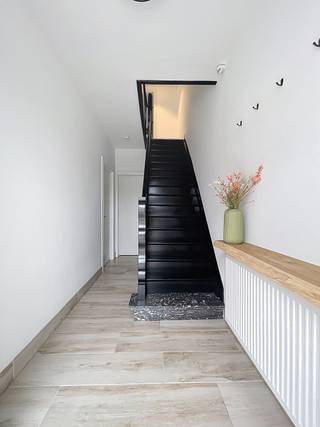 LIGGINGDeze prachtig gerenoveerde gezinswoning ligt uiterst centraal langs de Doornikse Heerweg in Oudenaarde (Bevere). Alle voorzieningen zoals...